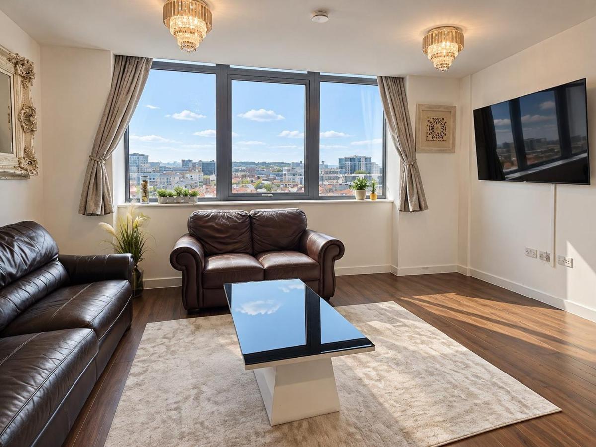 Sidemersey Livings - 2 Bedroom Central Skyline Apartment with views and parking
